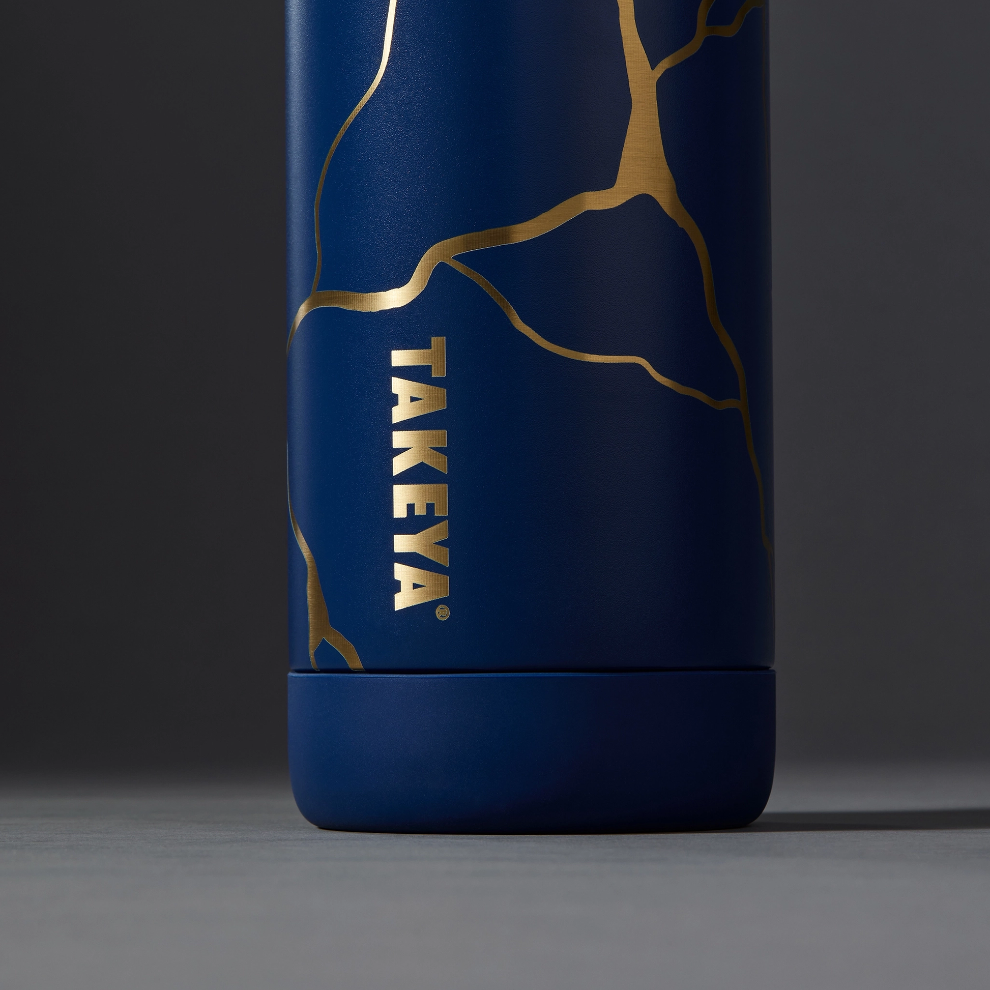 kintsugi-water-bottle-with-spout-lid-e1 51390-TK_HO25_Kintsugi_Takeya9241_Crop.png