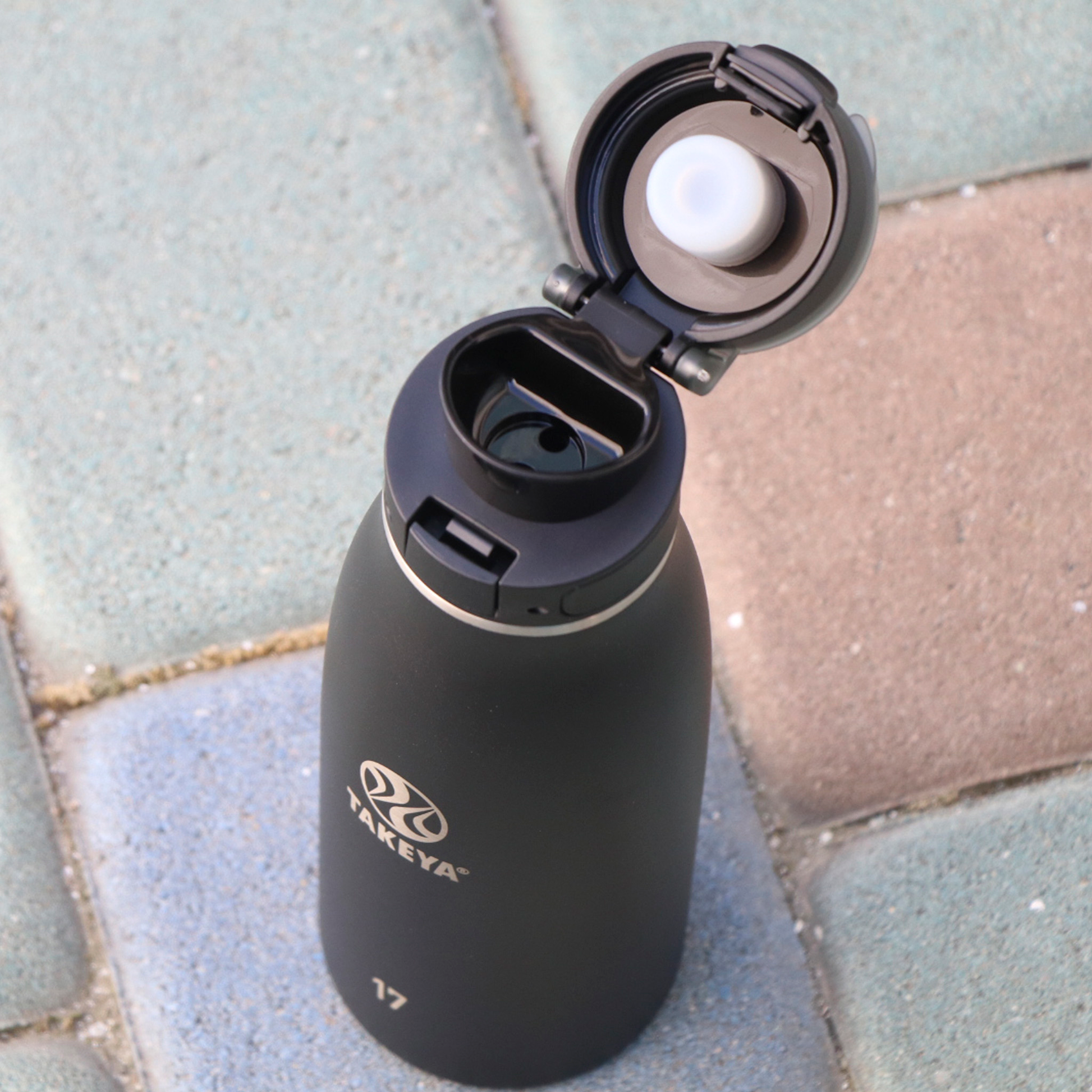 traveler-fliplocktm-lid-p7 96076-R-TravelerLid-Lifestyle-Onyx.png